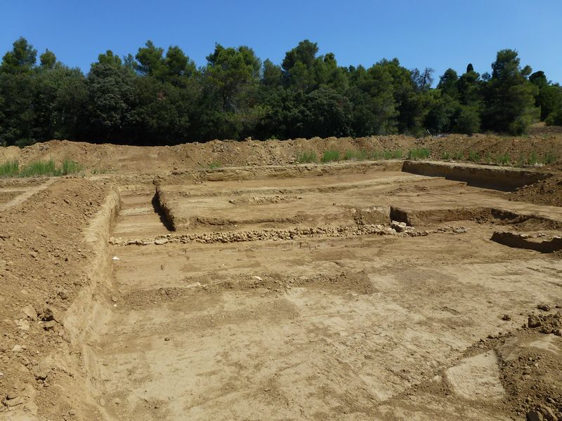 Bâtiment pouvant être utilisé comme bergerie. elle est située à l'écart des bâtiment d'habitation. Beaucoup d'ossement de mouton renforce l'idée de cette fonction.